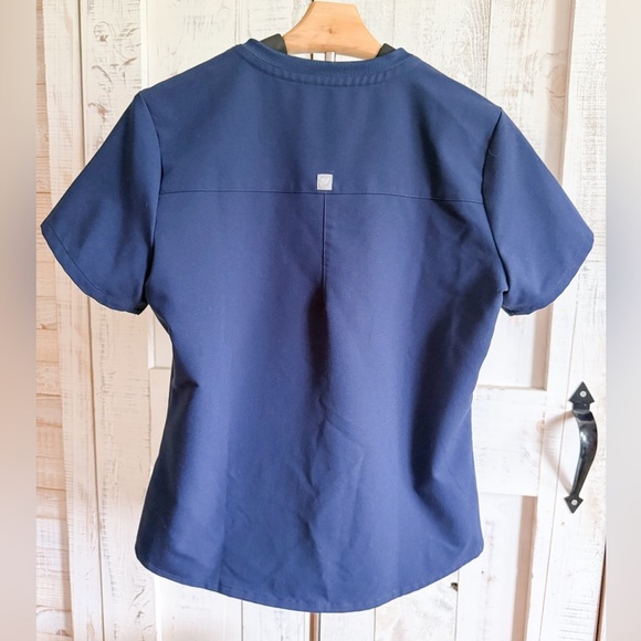 Fabletics Womens Scrub Top Navy Blue MotionTech V Neck Stretch Pockets Size S - Picture 2 of 7
